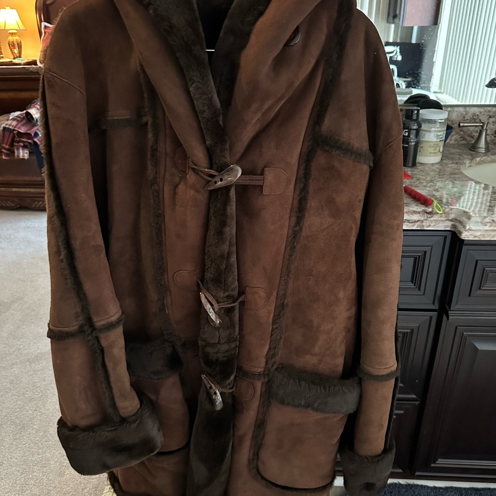 Women’s vintage hooded shearling coat size small in great condition.